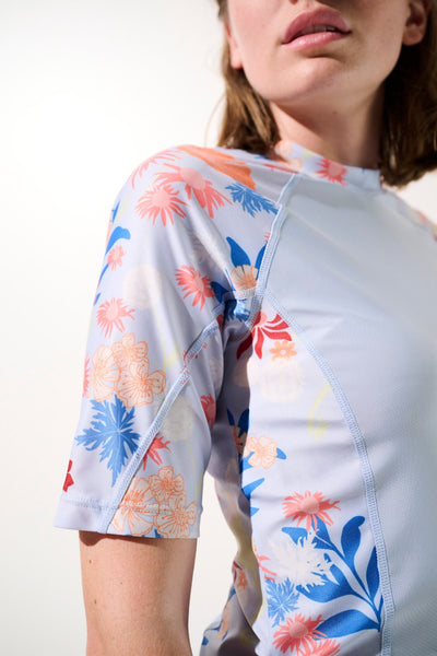 T-shirt de bain anti-UV - Moorea, manches courtes, léger, fleuri, idéal pour activités aquatiques et protection solaire.