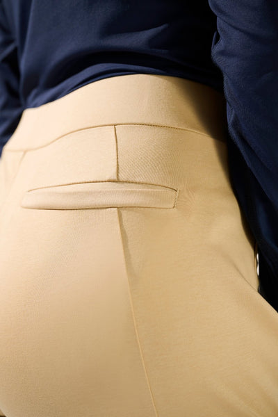 Pantalon anti-UV beige pour femme, léger et élégant, conçu pour une protection solaire UPF 50+ lors d'activités de plein air.