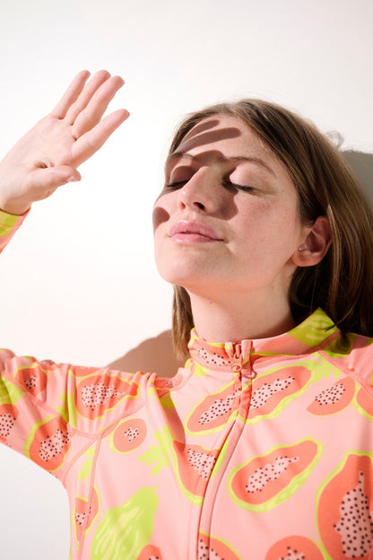 Veste de bain anti-UV à motifs fruits, manches longues et protection solaire pour femme.