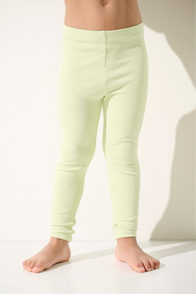 Legging de bain anti-UV vert clair pour enfant, tissu léger UPF 50+ idéal pour protéger au soleil.