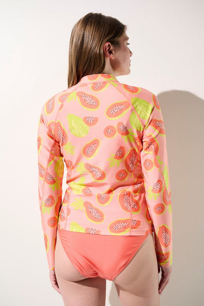 Femme de dos portant une veste de bain anti-UV adaptée à la baignade et autres activités aquatiques.