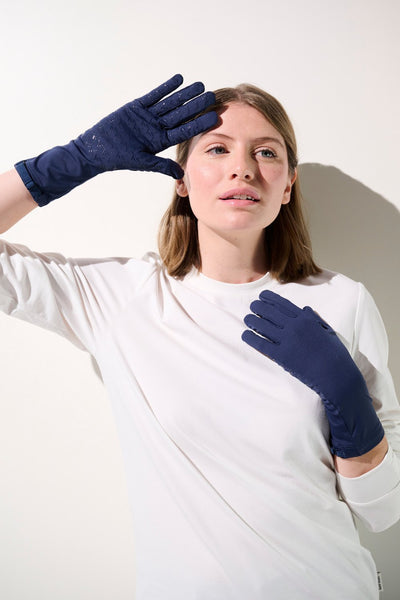 Femme portant des gants anti-UV Mojave en bleu marine, UPF 50+, pour protection solaire élégante.