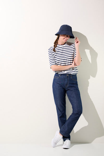 Femme portant un bob anti-UV - Faro bleu marine, tenues décontractées avec protection solaire UPF 50+.