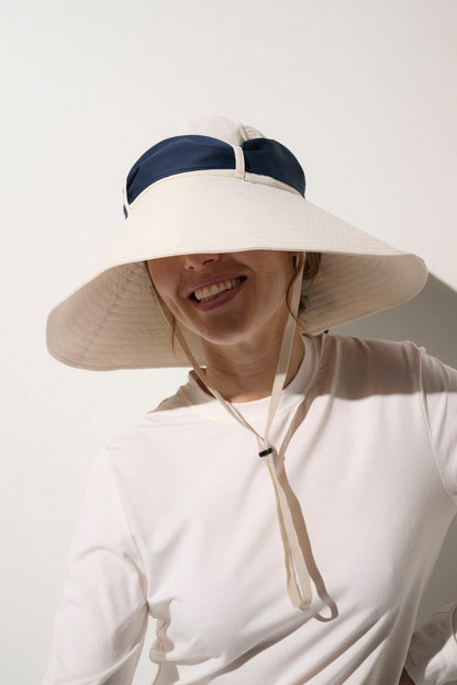 Chapeau anti-UV blanc pour femme, large bord pour une excellente protection solaire, certifiée UPF 50+