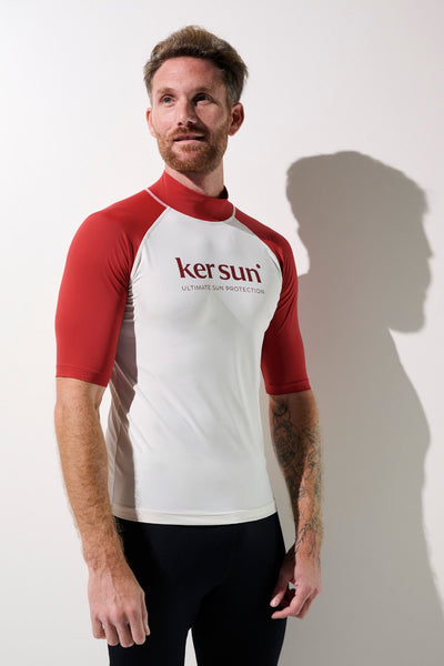 T-shirt de bain anti-UV pour homme, rouge et blanc, UPF 50+, idéal pour la natation et les sports aquatiques.