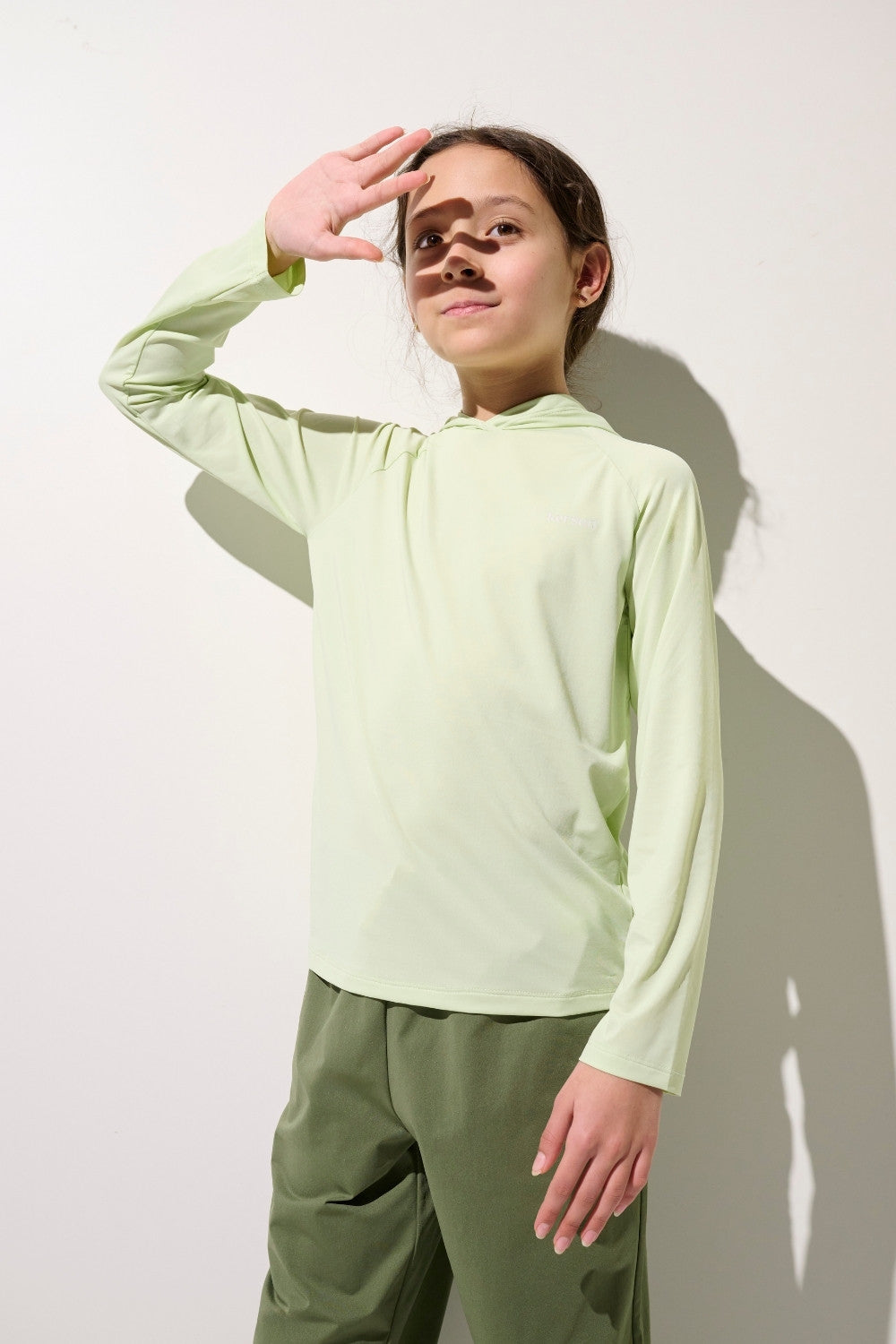 T-shirt anti-UV à capuche - Oasis, vert clair, manches longues pour enfant, tissu léger UPF 50+ pour protection solaire.
