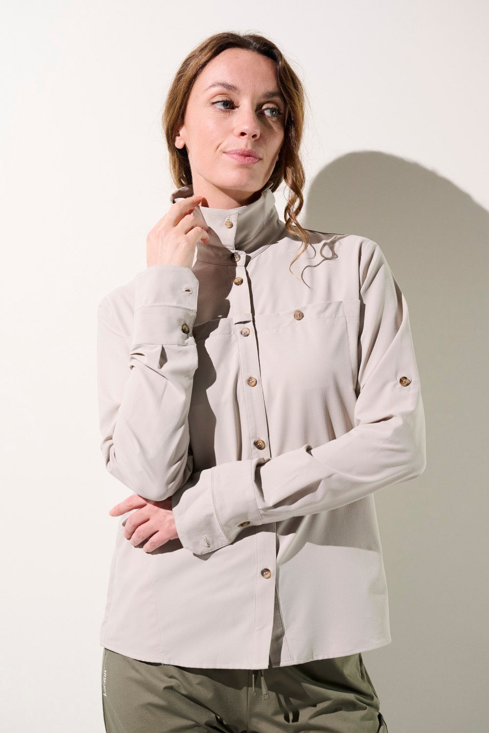 Chemise anti-UV - Sequoia beige pour femme, manches longues, légère et respirante, offrant protection UPF 50+.