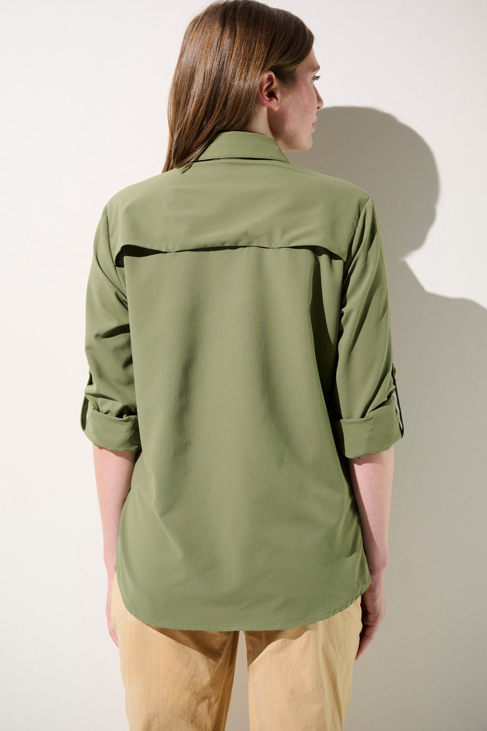 Chemise anti-UV - Sequoia pour femme, coupe confortable, légère et respirante en coloris olive.