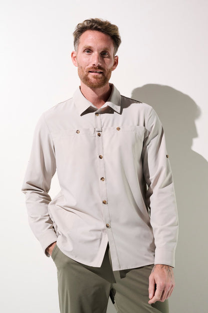 Chemise anti-UV beige pour homme, légère et élégante, offrant une protection solaire UPF 50+.