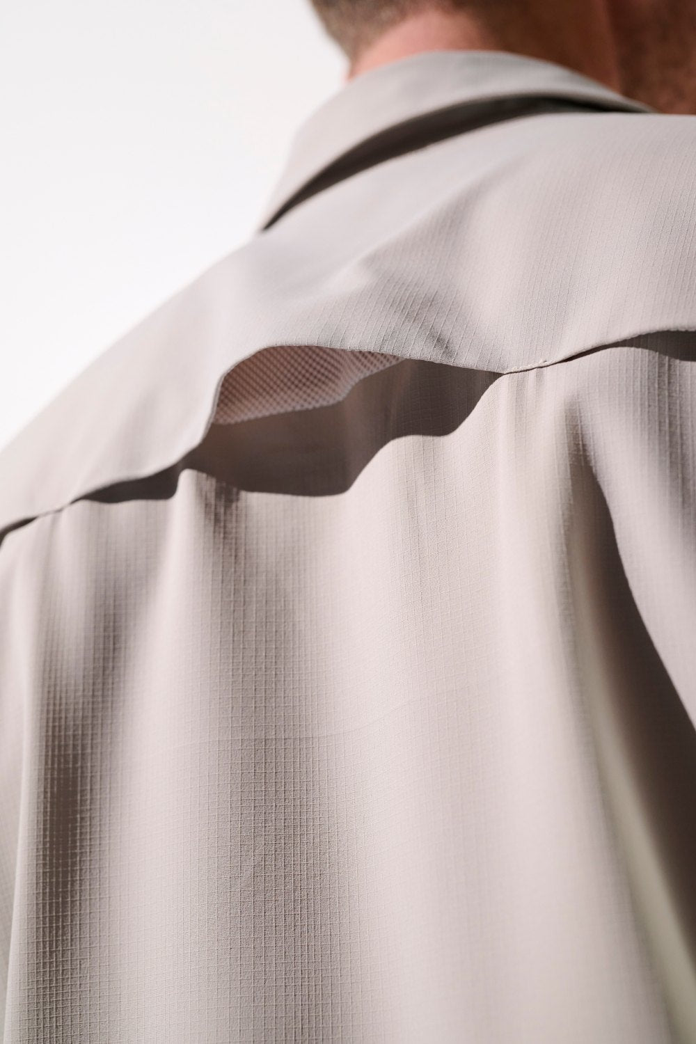 Chemise anti-UV - Sequoia gris clair, vue arrière, tissus léger et respirant pour confort en extérieur.