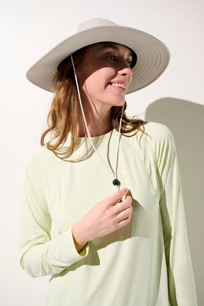Chapeau anti-UV - Oasis, protection solaire UPF 50+, porté par une femme, léger et élégant.