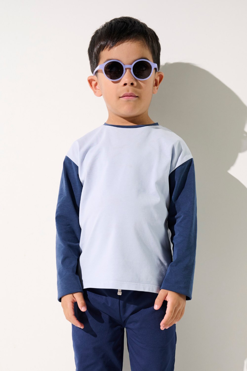 T-shirt anti-UV - Saint-Malo en bleu clair et marine pour garçon, léger et UPF 50+, idéal pour jouer au soleil.