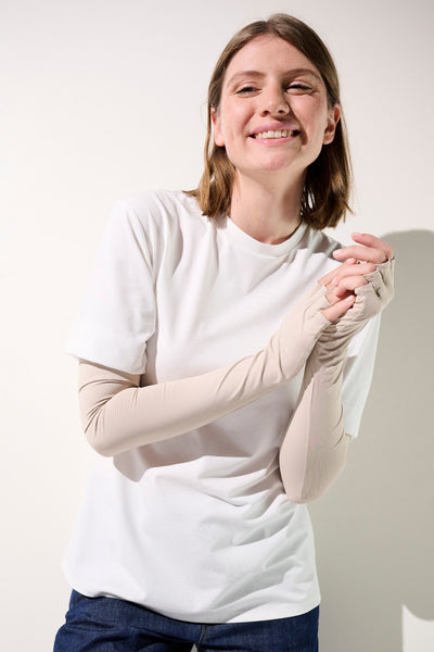 Mitaines à manches anti-UV nude pour femme, protection solaire UPF 50+, confort et légèreté dans un look quotidien.