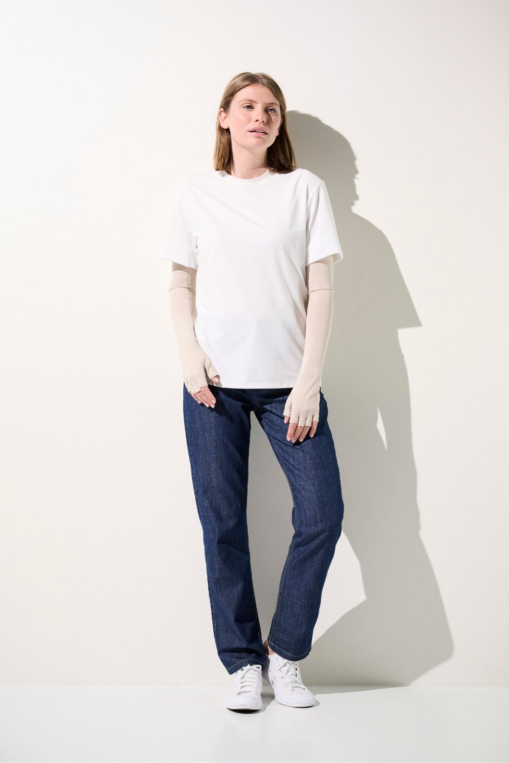 Mitaines à manches anti-UV - Mojave, femme en t-shirt blanc et jeans, protection solaire élégante, UPF 50+.