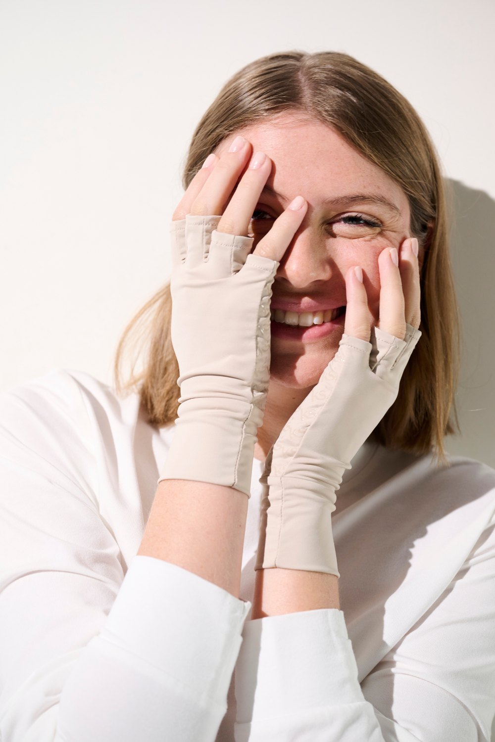 Idéales pour protéger la peau des mains et des doigts des UV, les mitaines beiges Ker Sun vous accompagneront au quotidien.