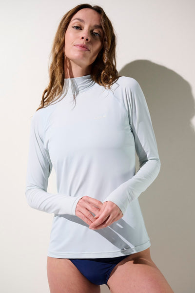 T-shirt de bain anti-UV - Malibu pour femme, coupe ajustée, couleur bleu clair et protection UPF 50+.