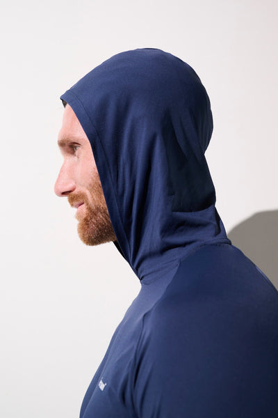 T-shirt anti-UV à capuche - Oasis, homme en t-shirt bleu, protection solaire UPF 50+ pour activités sportives.