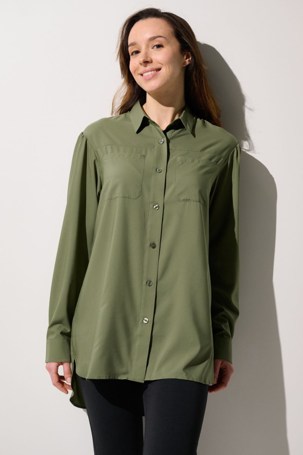 Chemise longue anti-UV - Faro, femme en vert olive, légère et élégante, parfaite pour la protection solaire UPF 50+.