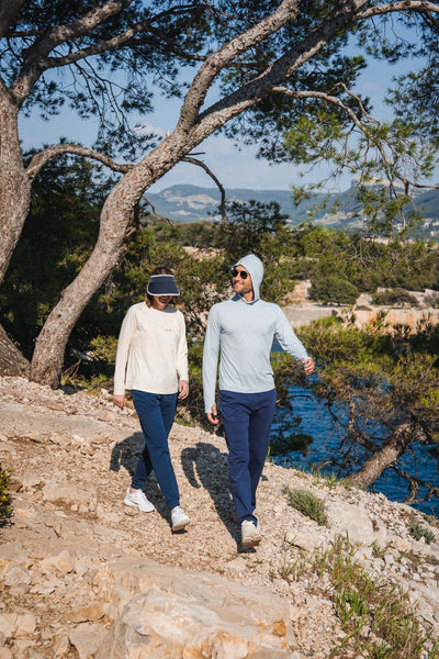T-shirt anti-UV à capuche - Oasis pour homme et femme, léger et UPF 50+, en randonnée au bord de l'eau.