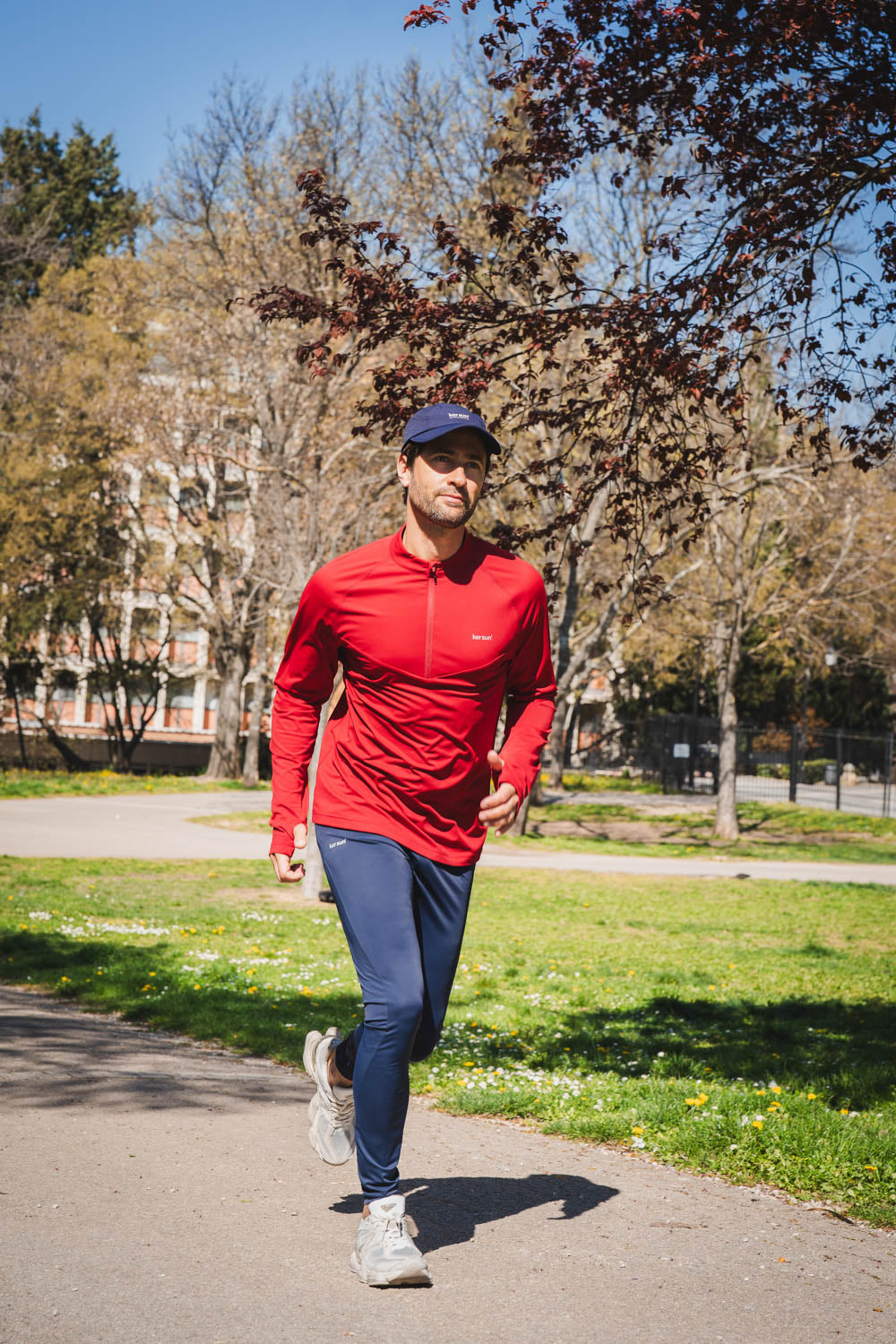 Homme courant en t-shirt zippé anti-UV rouge UPF 50+, parfait pour les activités de plein air.