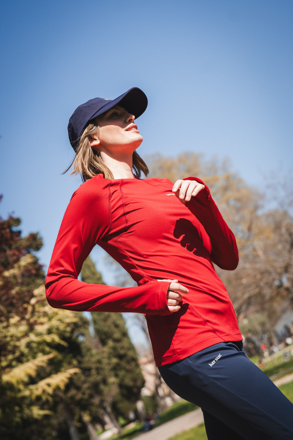 T-shirt anti-UV rouge pour femme, UPF 50+, idéal pour le sport en extérieur avec un tissu léger et respirant.