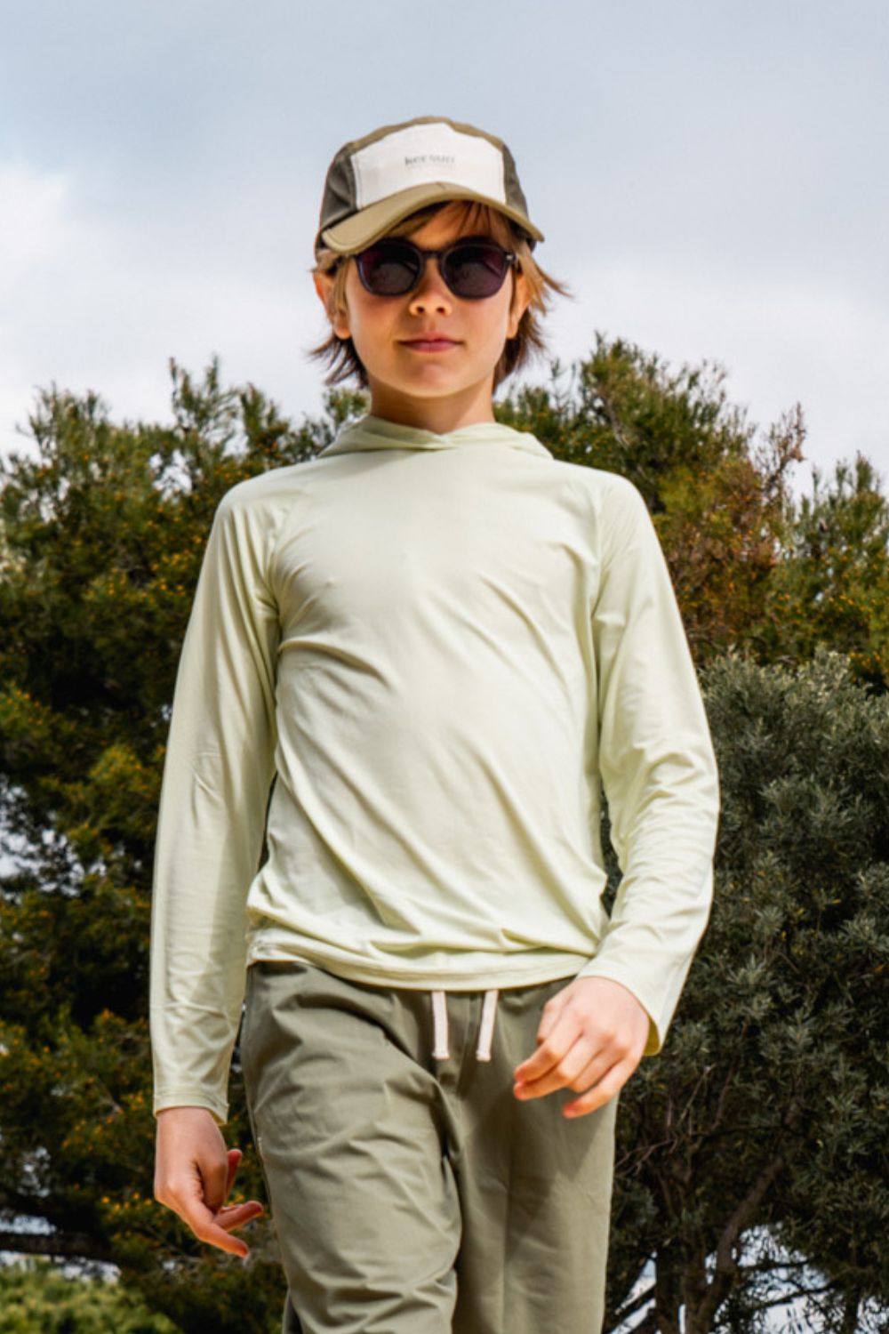 T-shirt anti-UV à capuche Oasis pour garçon, léger et UPF 50+, idéal pour jouer à l'extérieur.