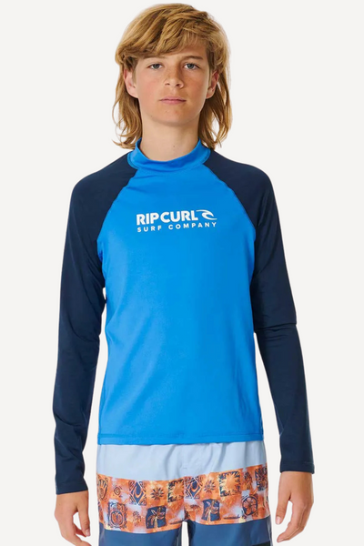 T-shirt de bain anti-UV bleu pour garçon, manches longues, UPF 50+, conçu pour les activités aquatiques.