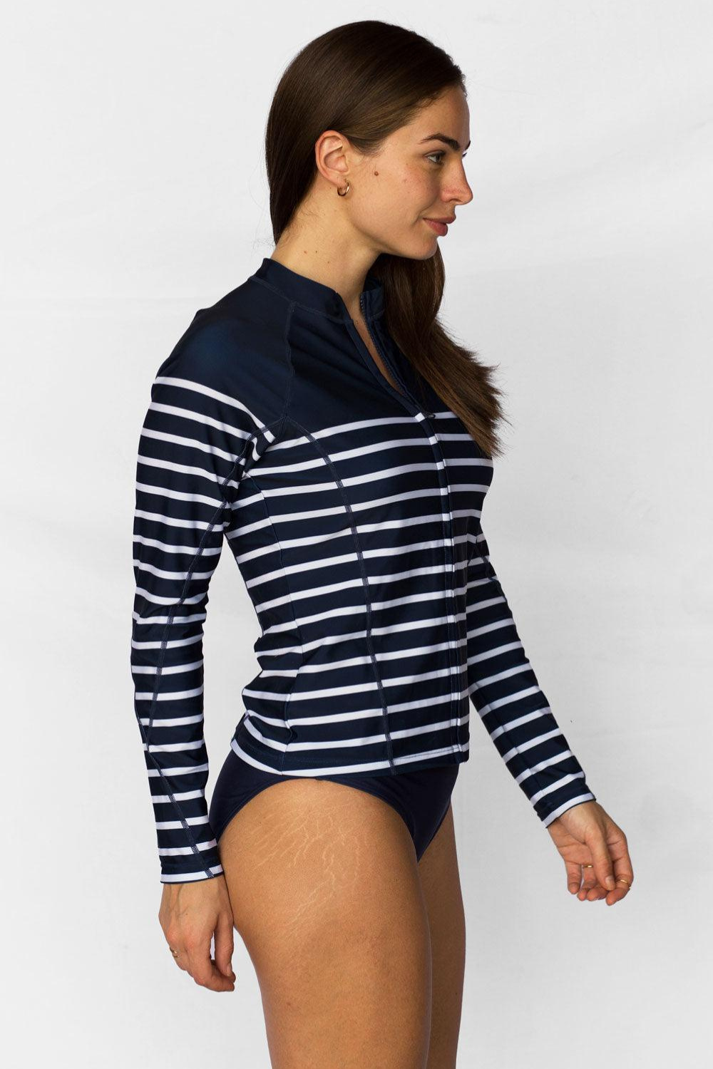 Veste de bain anti-UV rayée pour femme, UPF 50+, idéale pour la baignade et la protection solaire.