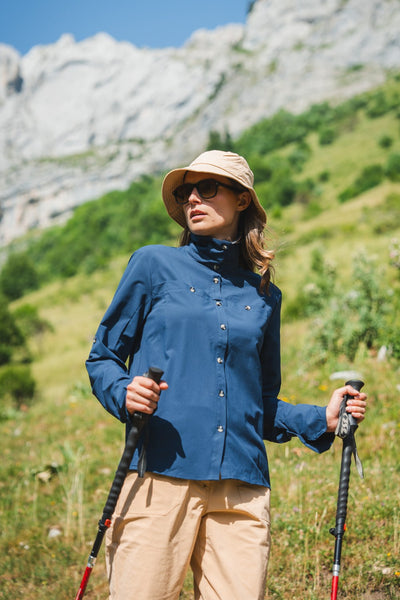Chemise anti-UV - Sequoia bleu pour femme, légère et élégante, idéale pour des randonnées au soleil.
