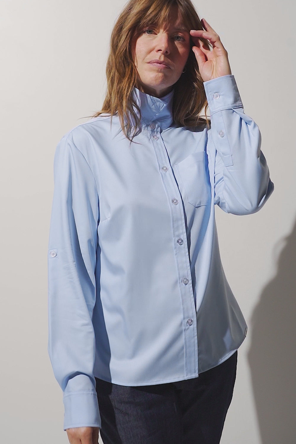 Load video: Chemise anti-UV femme bleue certifiée UPF 50+, idéale pour protéger la peau des UV au quotidien.