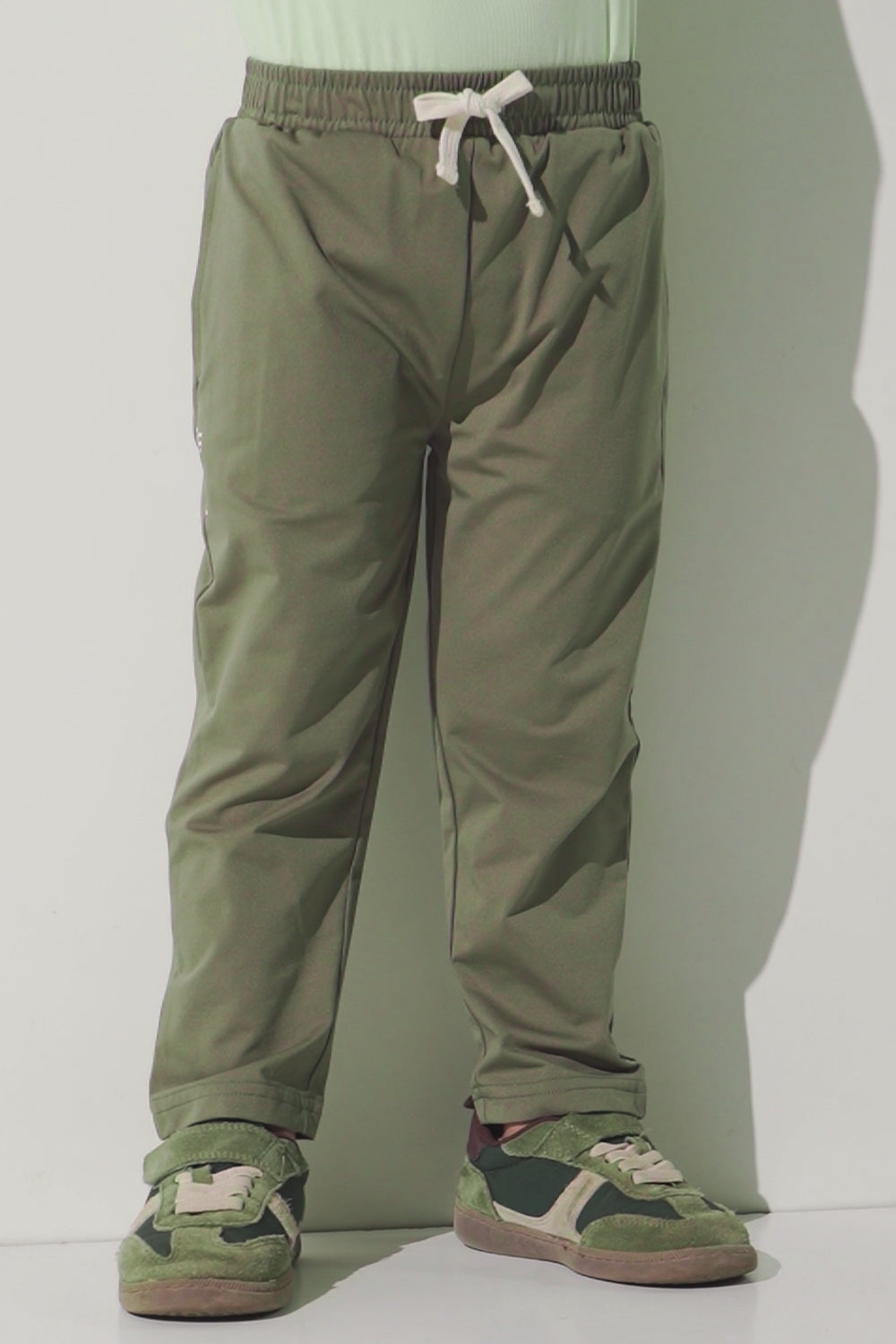 Pantalon anti-UV - Oasis vert pour enfant, léger et confortable, parfait pour jouer au soleil avec protection UPF 50+.