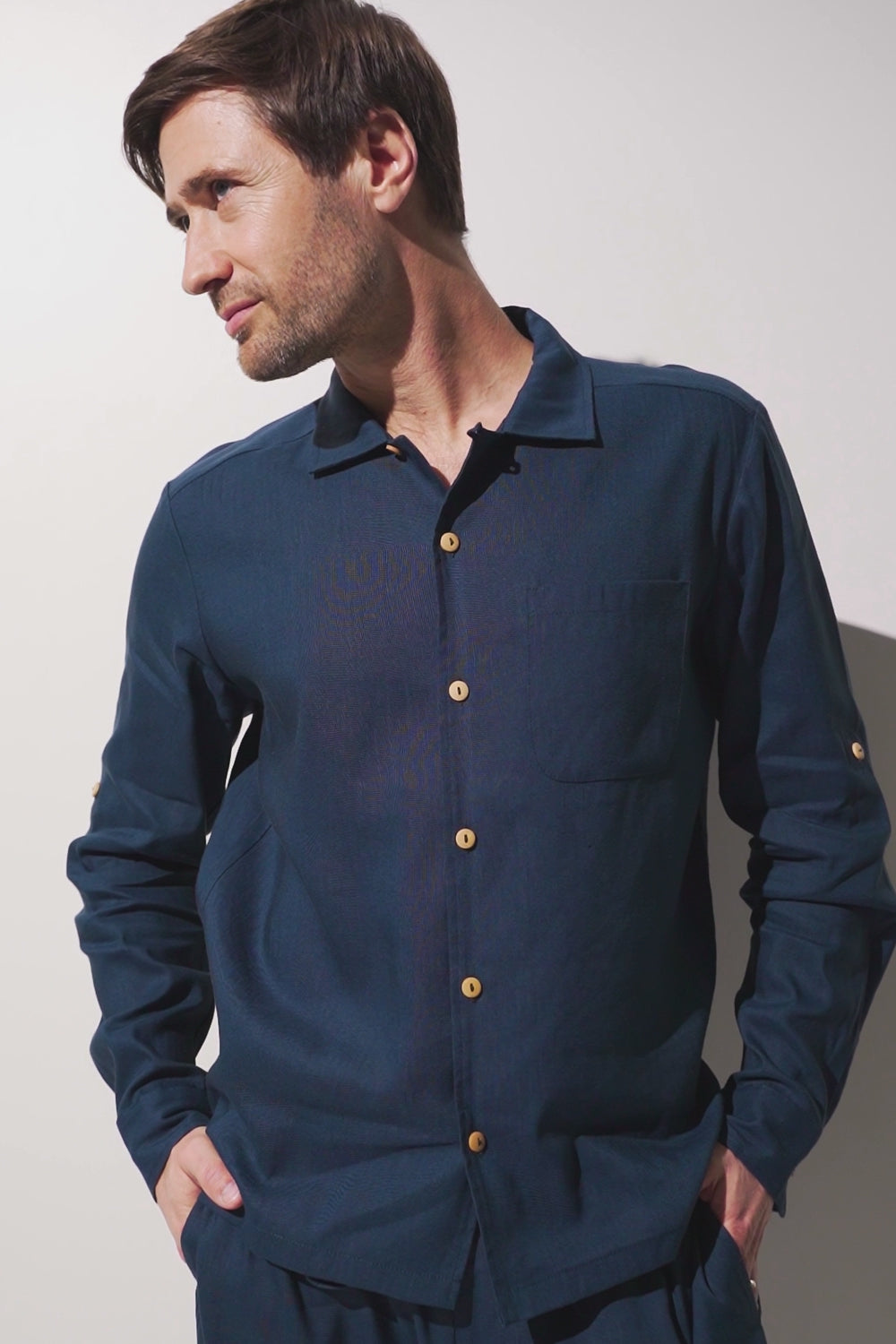 Chemise anti-UV - Sylt, homme en chemise bleue UPF 50+, idéal pour protection solaire décontractée.