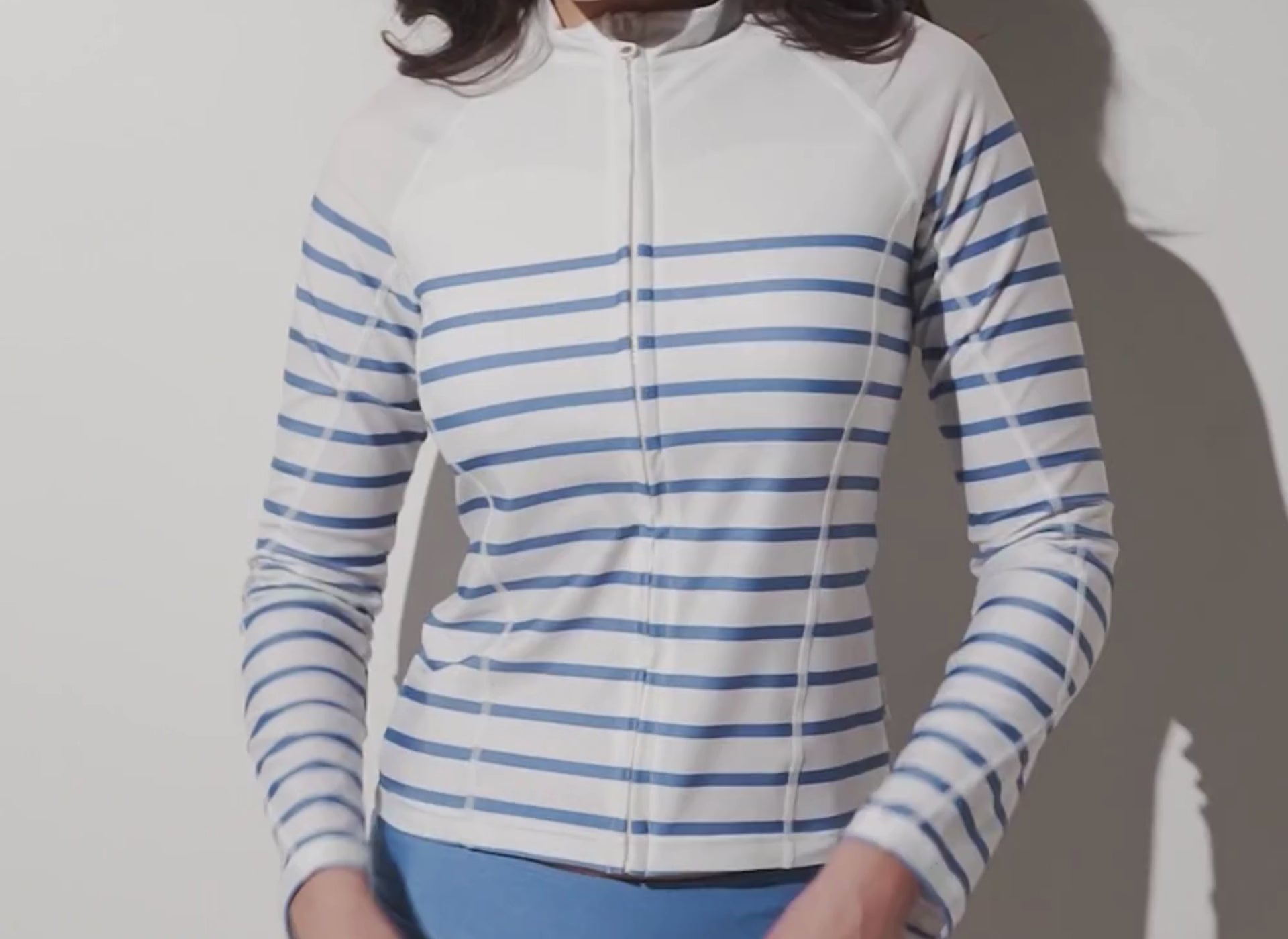 Load video: Vêtements anti-UV femme certifiés UPF 50+ pour une excellente protection solaire