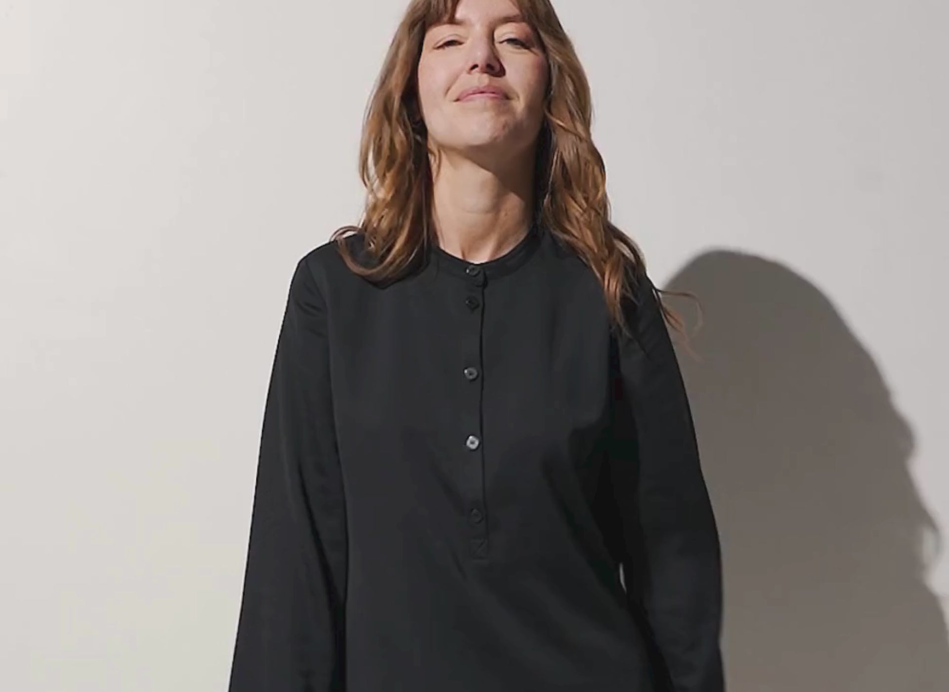 Load video: Vêtements anti-UV femme certifiés UPF 50+ pour une excellente protection solaire