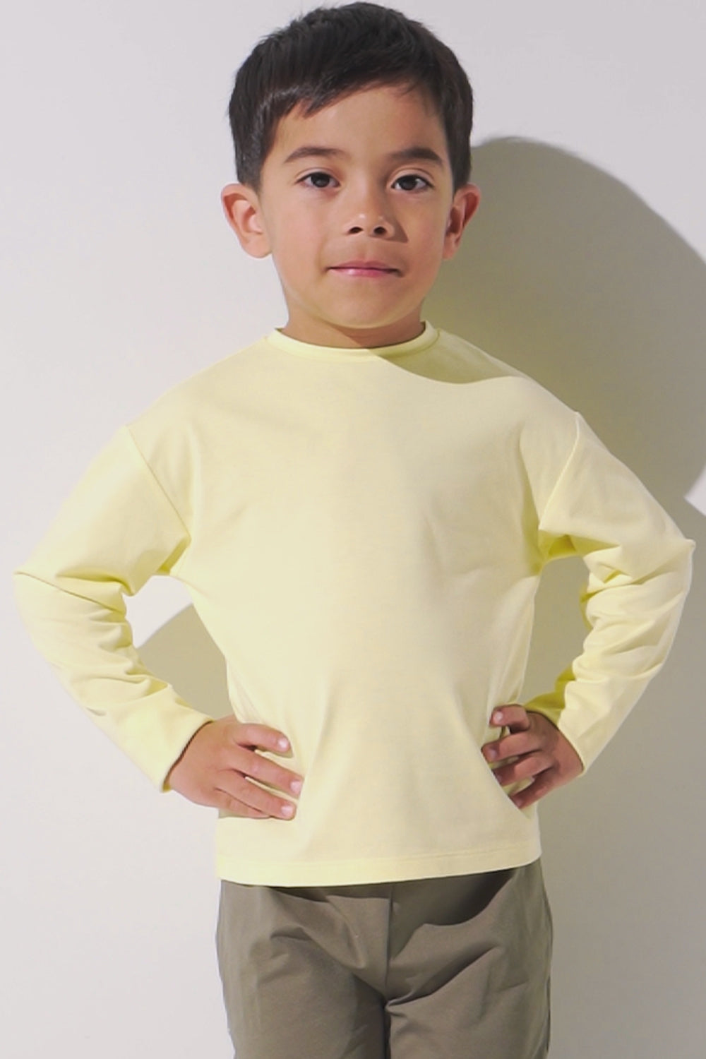 T-shirt anti-UV jaune pour enfant, léger et respirant, UPF 50+ pour jouer au soleil en toute sécurité.