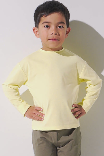 T-shirt anti-UV jaune pour enfant, léger et respirant, UPF 50+ pour jouer au soleil en toute sécurité.