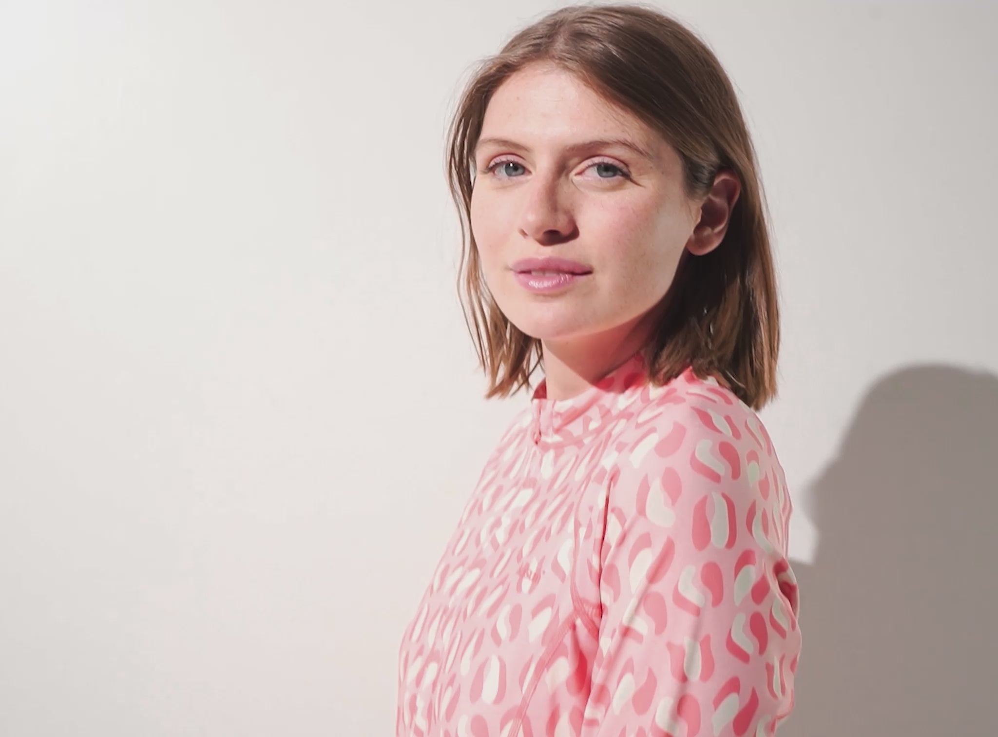 Load video: Vêtements anti-UV femme certifiés UPF 50+ pour une excellente protection solaire