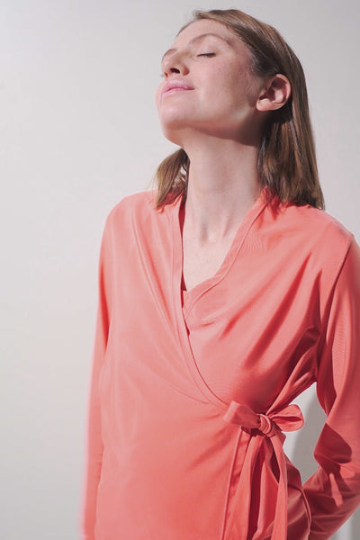 Veste de bain anti-UV - Capri, saumon, légère et élégante, parfaite pour protection solaire à la plage.