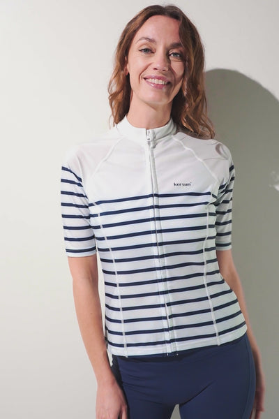 Veste de bain anti-UV - Malta, rayée, coupe ajustée pour femme, protection solaire UPF 50+, idéale pour la baignade.
