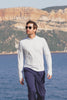 Homme portant un T-shirt anti-UV à capuche - Oasis blanc, UPF 50+, idéal pour la protection solaire en plein air.