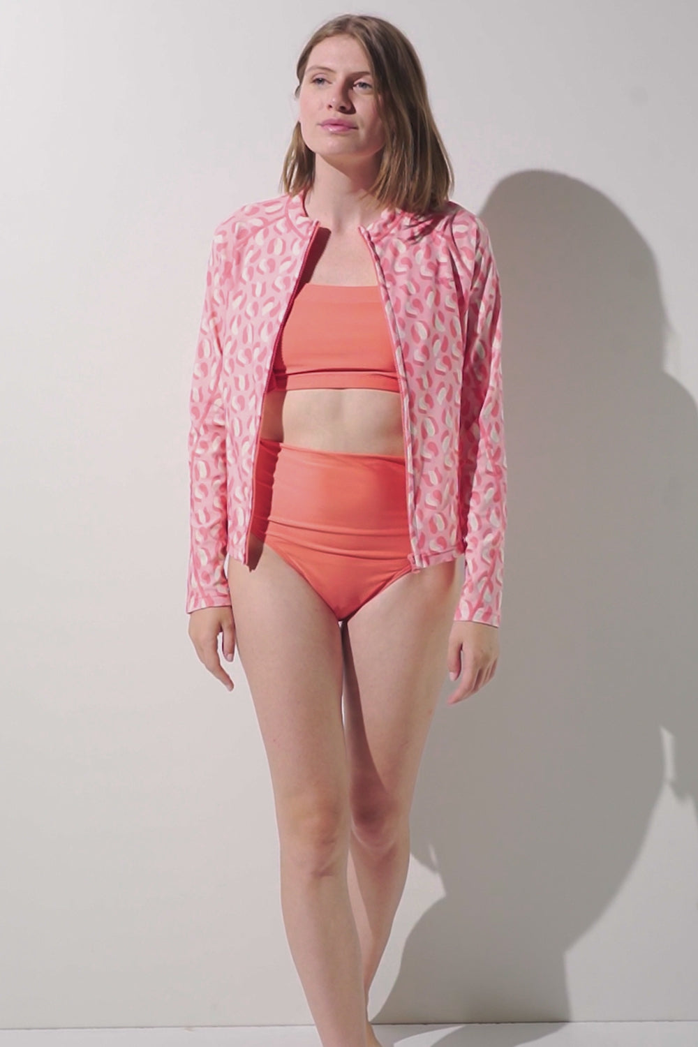 Veste de bain anti-UV - Moorea pour femme, rose à motifs, manches longues, UPF 50+ pour baignade et confort.