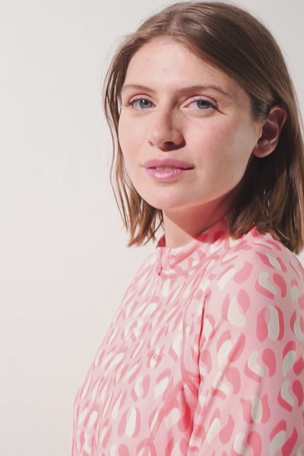 Load video: Vêtements anti-UV femme certifiés UPF 50+ pour une excellente protection solaire