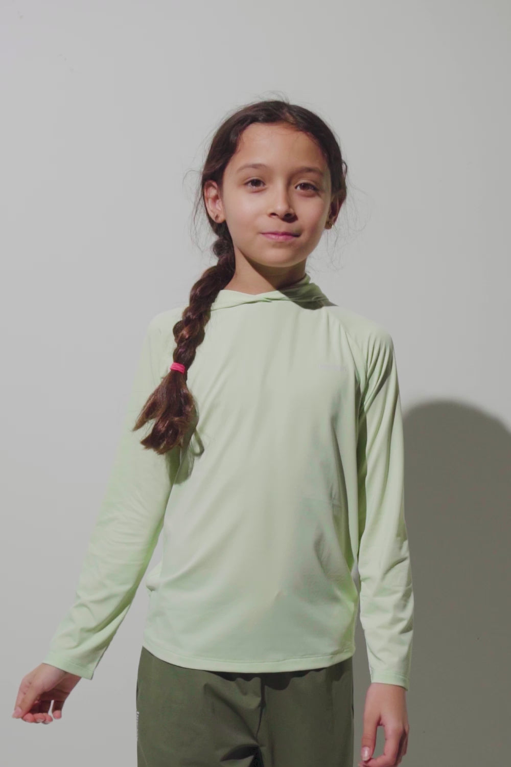 T-shirt anti-UV à capuche - Oasis pour enfant, couleur verte, léger et UPF 50+ pour protection solaire.