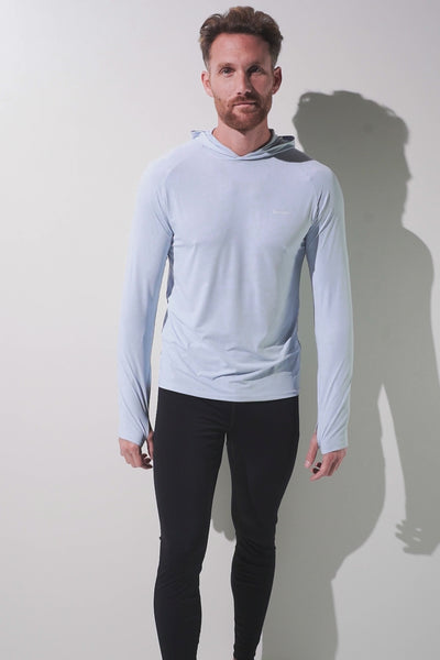 T-shirt anti-UV à capuche - Oasis, coloris bleu clair pour homme, léger et UPF 50+ pour la course ou le vélo.